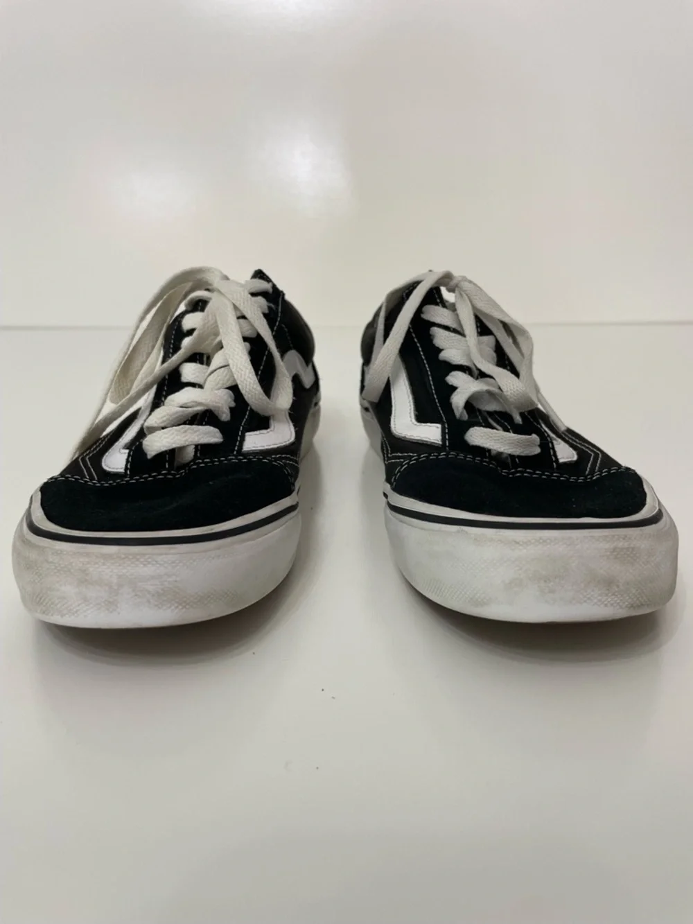 Vans Black and White Old Skool Low-Top Skater Sneakers, Mens size 8, Womens 10